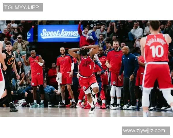 泰伦卢执教方式引争议:掐表换人战术致球队战绩下滑,球员状态起伏危及季后赛前景 泰伦卢执教方式引争议:掐表换人战术致球队战绩下滑,球员状态起伏危及季后赛前景